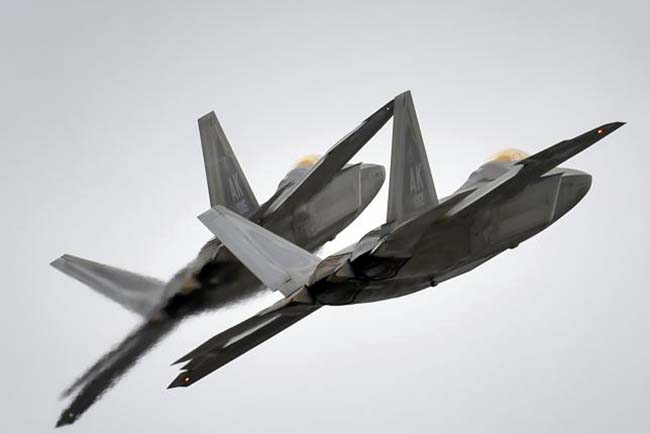 US Sends F-22 Fighters to Reassure NATO Allies Facing Russia